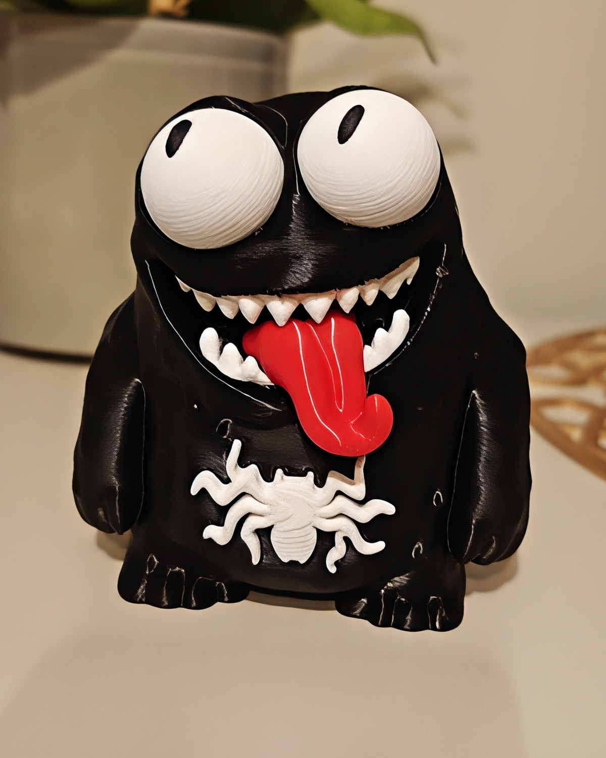 Gros plan d'une figurine Venom amusante aux grands yeux mobiles sur fond blanc