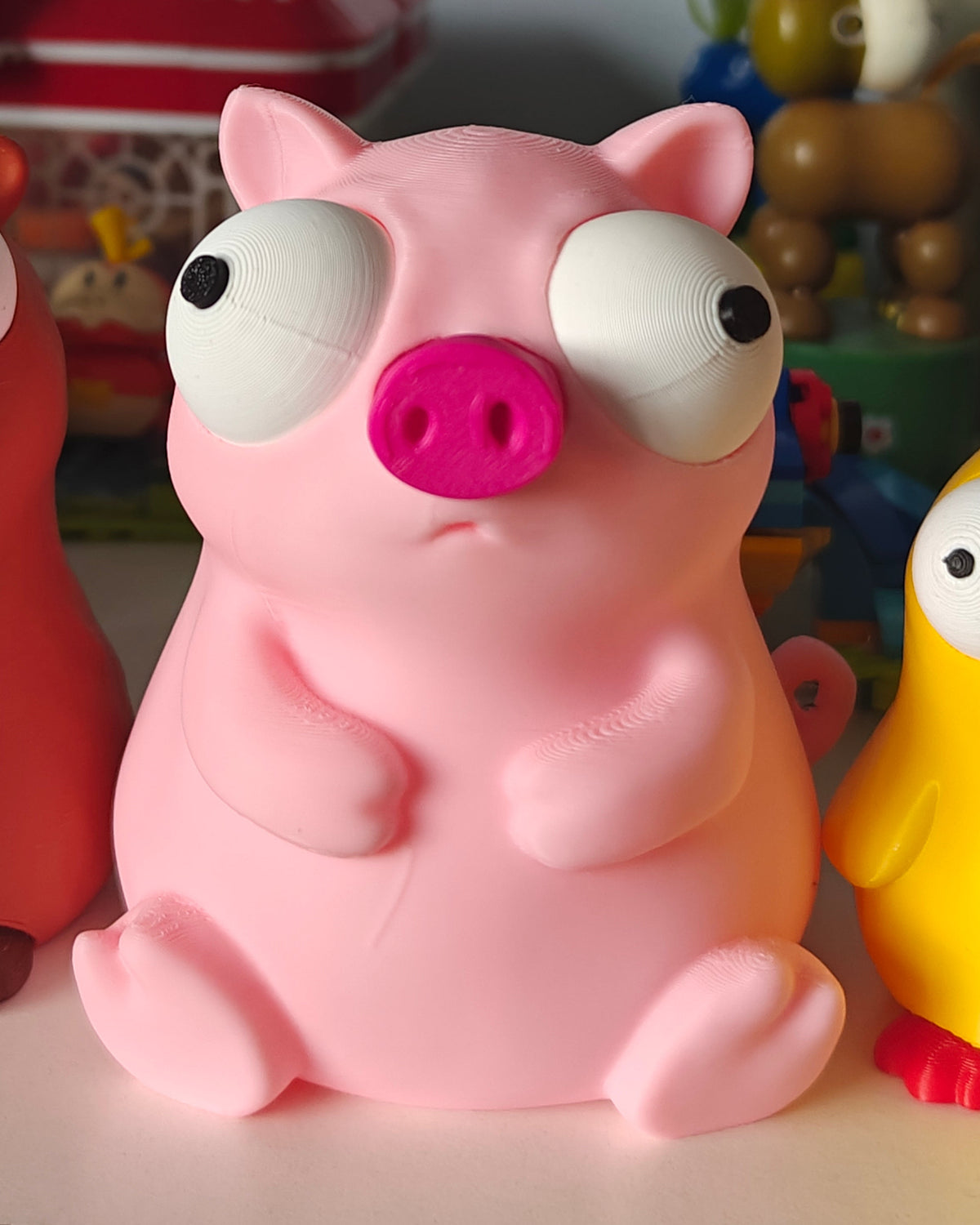 Gros plan d'une figurine de cochon de la série Goofy aux grands yeux mobiles