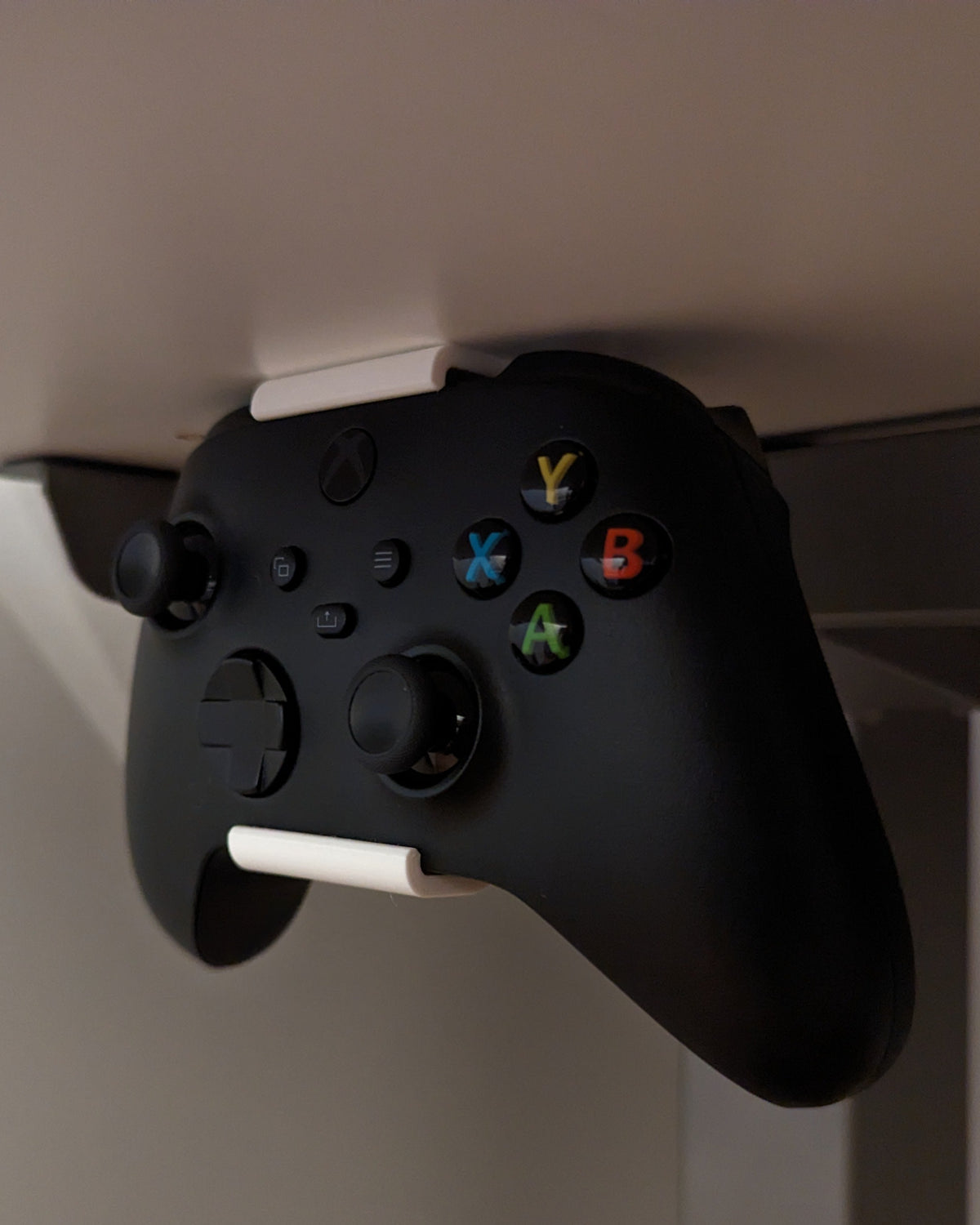 Fixation pour manette Xbox sous le plateau du bureau – setup gaming bien rangé