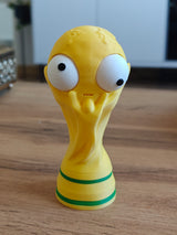 Gros plan d'une figurine amusante de trophée de Coupe du monde avec un grand œil mobile, vue de face