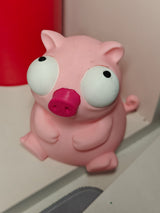 Gros plan d'une figurine de cochon de la série Goofy aux grands yeux mobiles