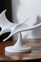 Sculpture de raie manta blanche vue de dessus, ailes élégamment déployées