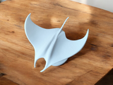 Sculpture de raie manta blanche vue de dessus, ailes élégamment déployées