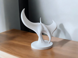 Sculpture de raie manta blanche vue de dessus, ailes élégamment déployées