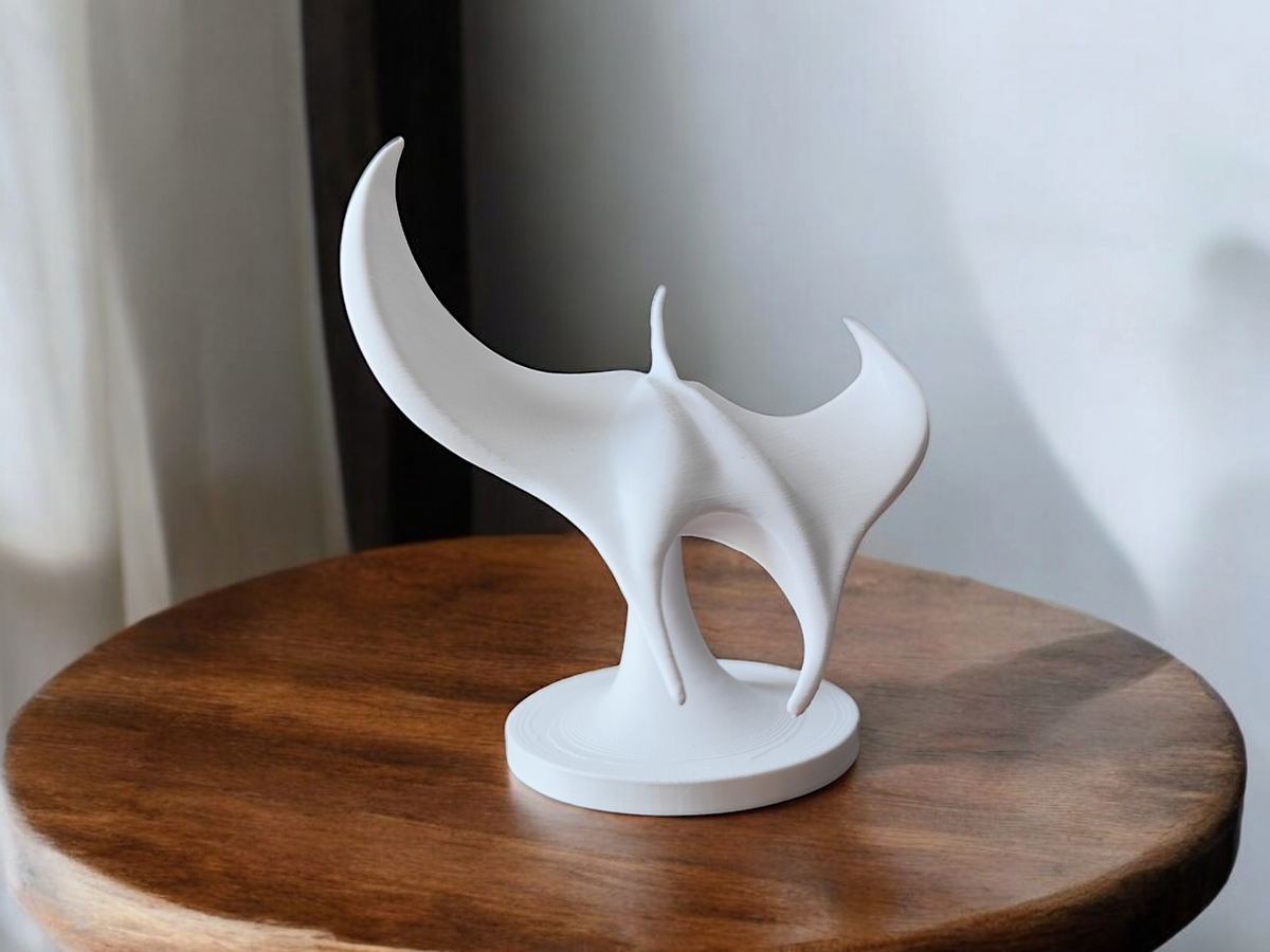 Sculpture de raie manta blanche vue de dessus, ailes élégamment déployées