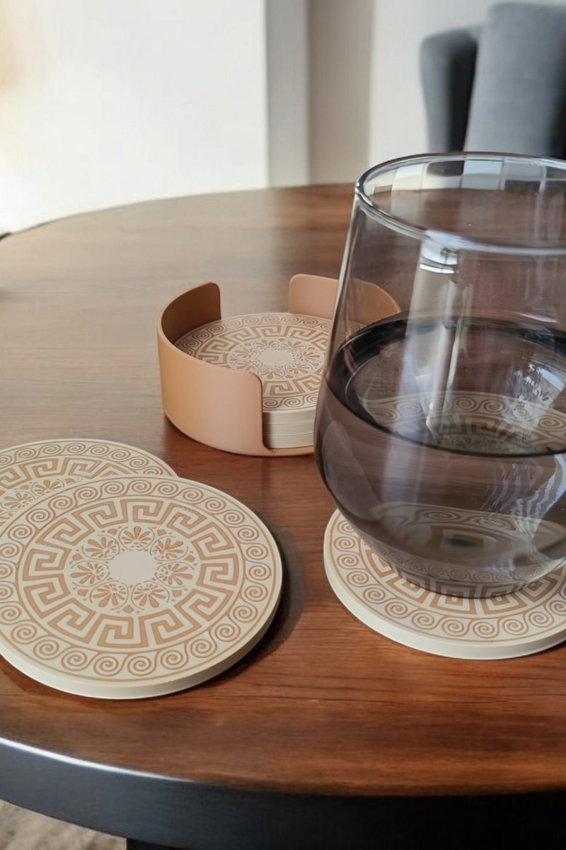 Gros plan d'un sous-verre à motif d'ornement grec en plusieurs couleurs