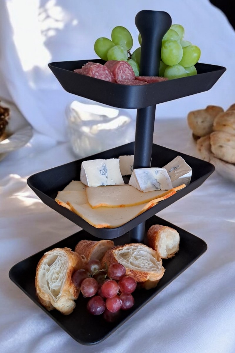 Plat de service rectangulaire à trois étages avec plateaux superposés en blanc