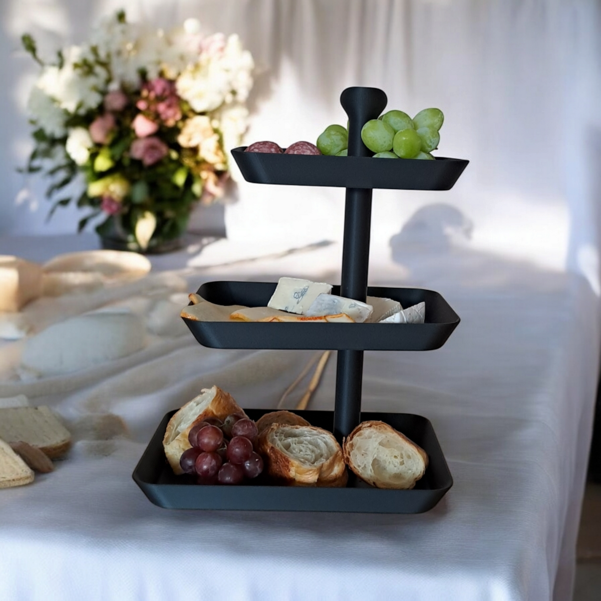 Plat de service rectangulaire à trois étages avec plateaux superposés en blanc