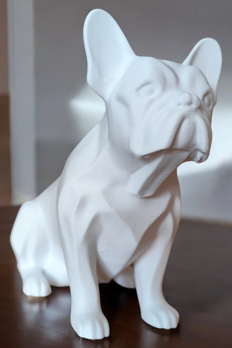 Sculpture de bouledogue français minimaliste de profil, aux proportions réalistes et aux lignes épurées