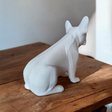 Sculpture de bouledogue français sur une étagère blanche dans un salon moderne