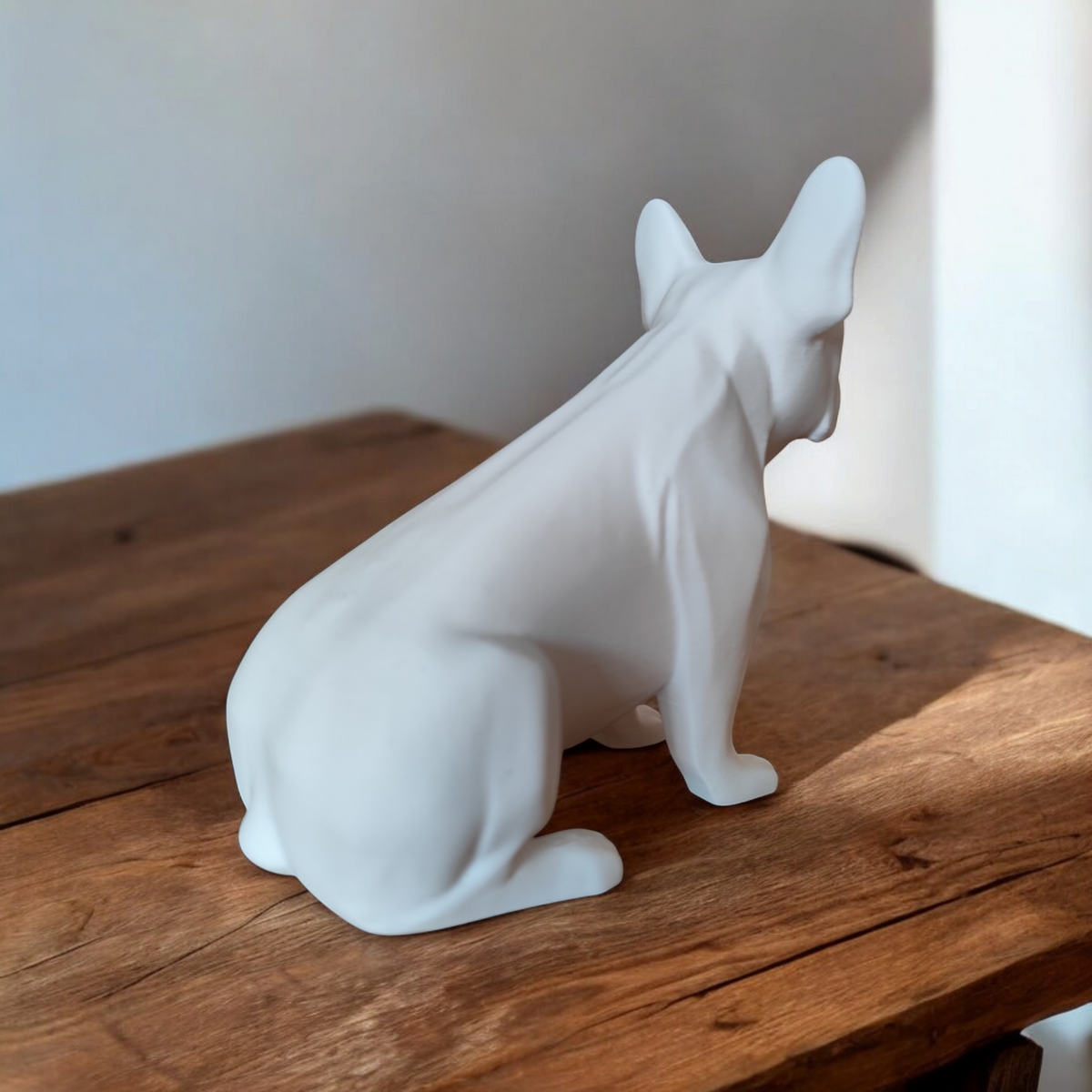Sculpture de bouledogue français sur une étagère blanche dans un salon moderne