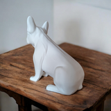 Sculpture de bouledogue français minimaliste de profil, aux proportions réalistes et aux lignes épurées