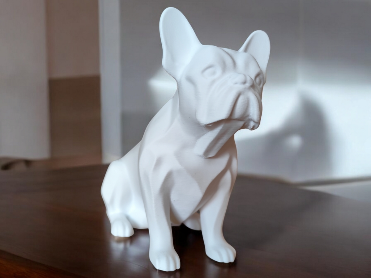 Sculpture de bouledogue français minimaliste de profil, aux proportions réalistes et aux lignes épurées