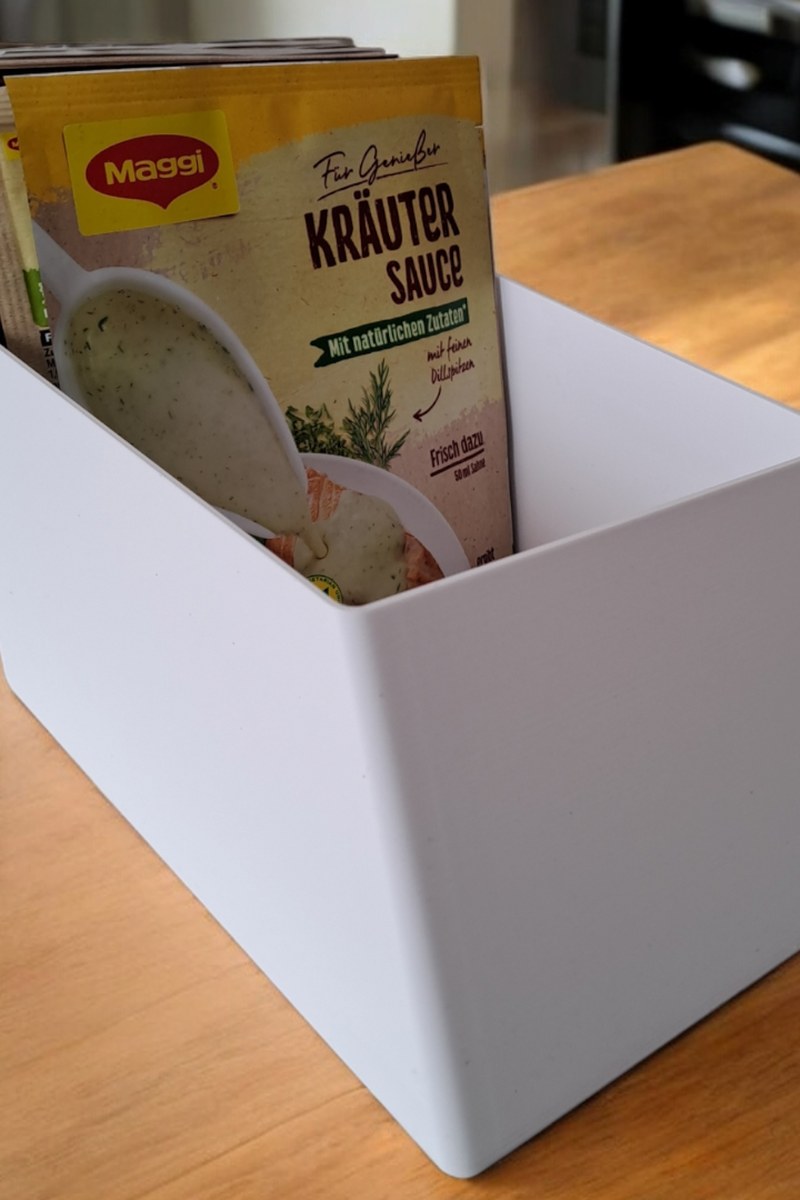 Organiseur d'ingrédients de cuisine blanc à intérieur incliné et fond strié, gros plan