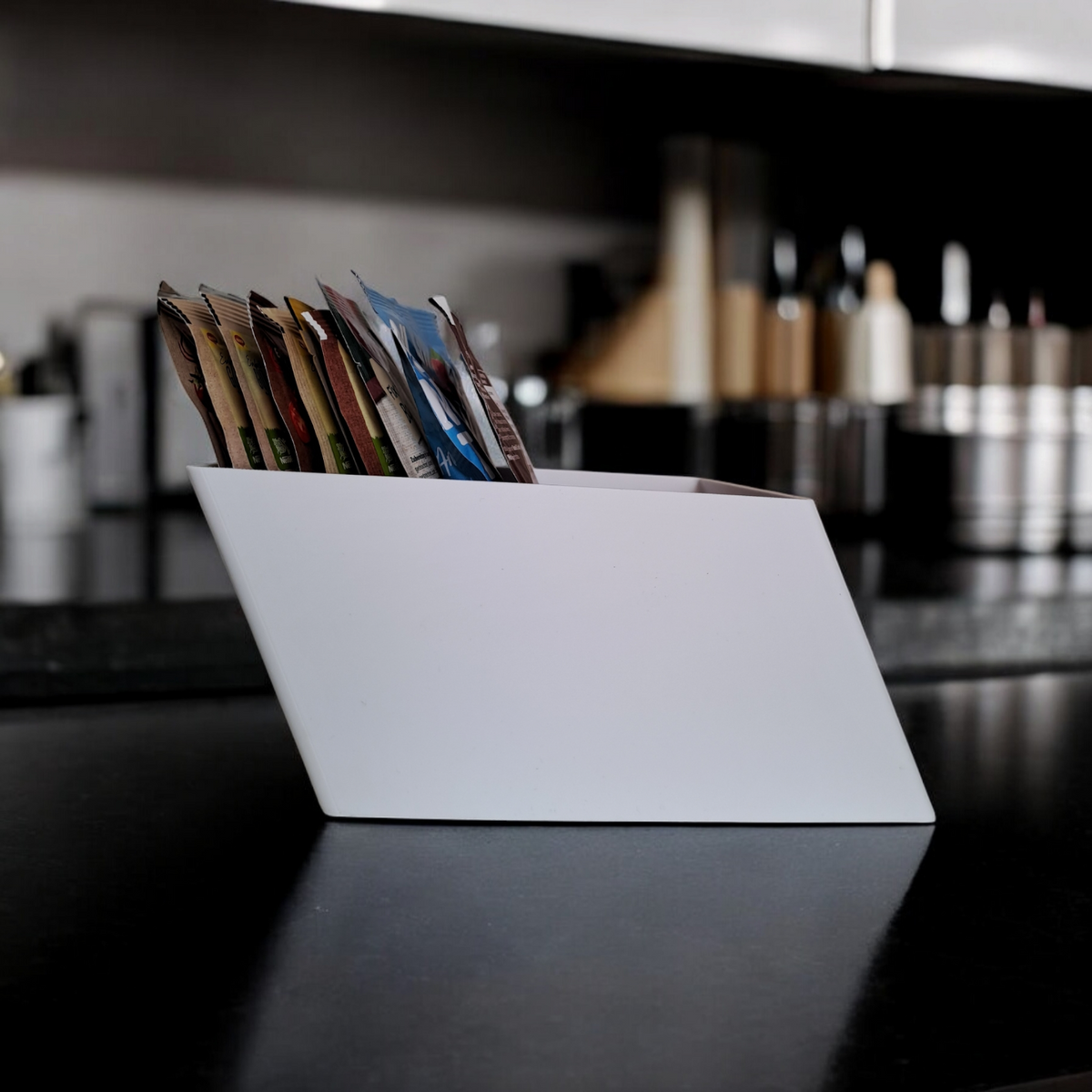 Organiseur de cuisine avec sachets de farine et de pâtes sur une étagère ouverte
