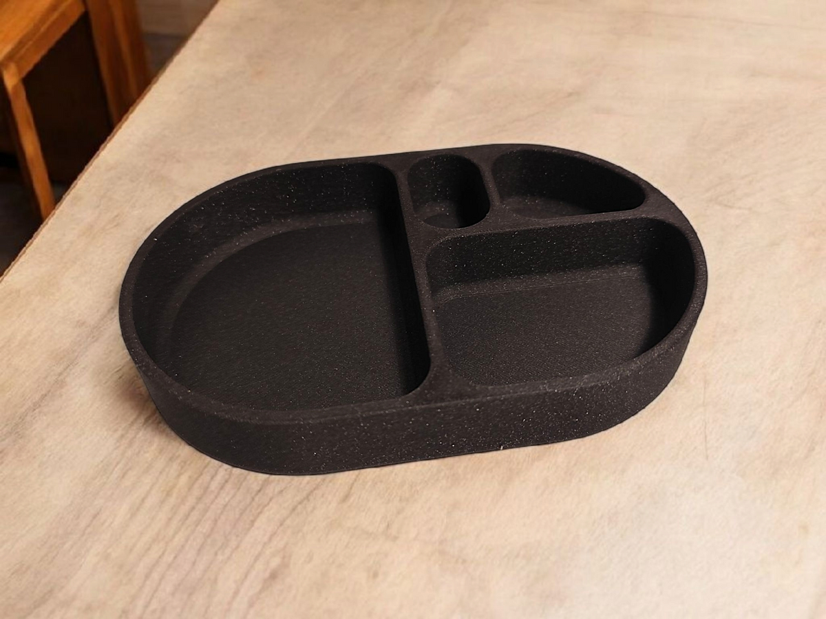 Plateau à clés arrondi minimaliste sur une étagère d'entrée blanche avec des clés et des pièces