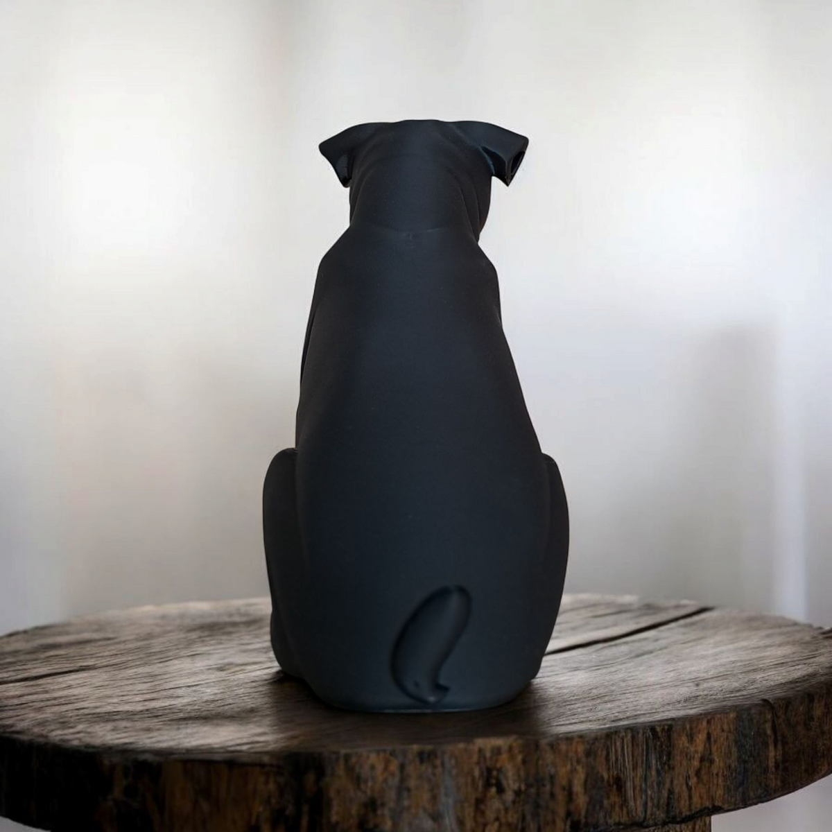 Gros plan d'une sculpture de carlin minimaliste à surface lisse noir mat