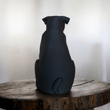 Gros plan d'une sculpture de carlin minimaliste à surface lisse noir mat