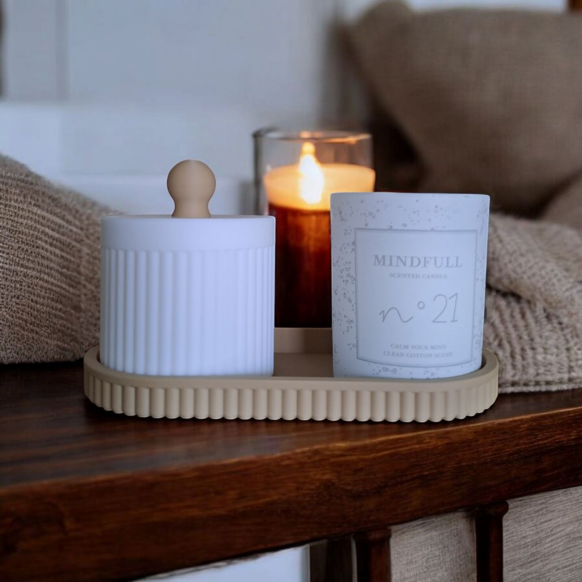 Gros plan d'un pot à bijoux cannelé avec couvercle et plateau assorti, rose et blanc