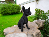Sculpture de chihuahua sur une étagère en bois dans un intérieur scandinave