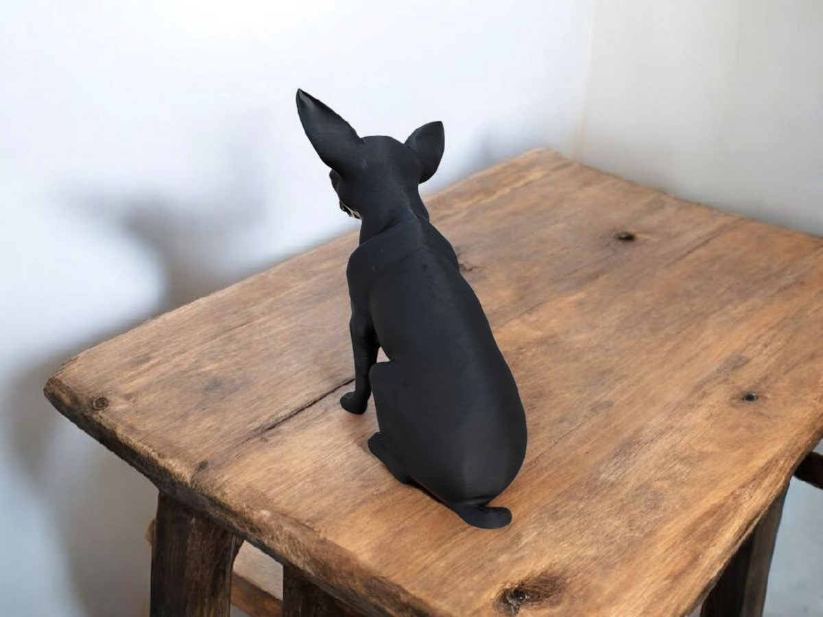 Gros plan d'une sculpture de chihuahua minimaliste au profil épuré et à la posture attentive