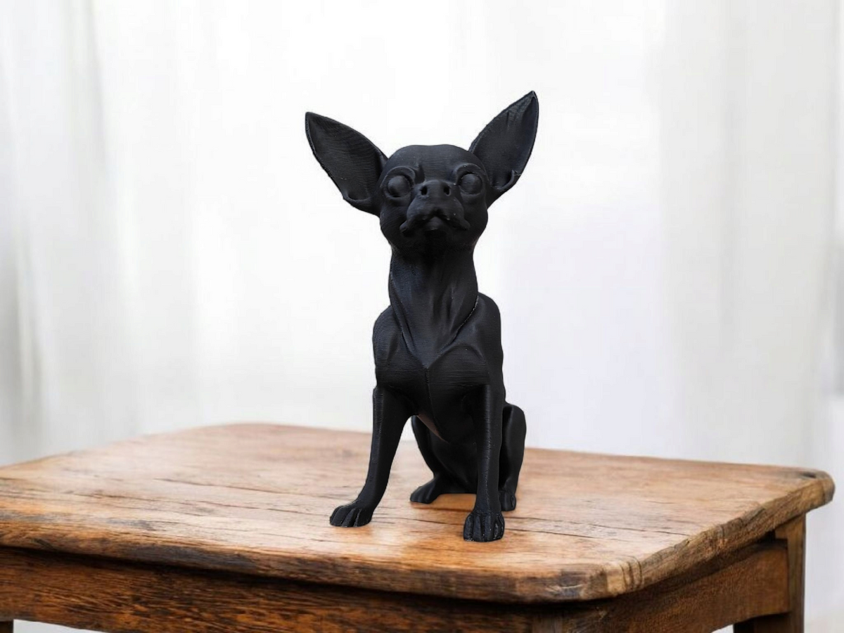 Gros plan d'une sculpture de chihuahua minimaliste au profil épuré et à la posture attentive