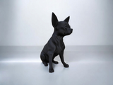 Gros plan d'une sculpture de chihuahua minimaliste au profil épuré et à la posture attentive