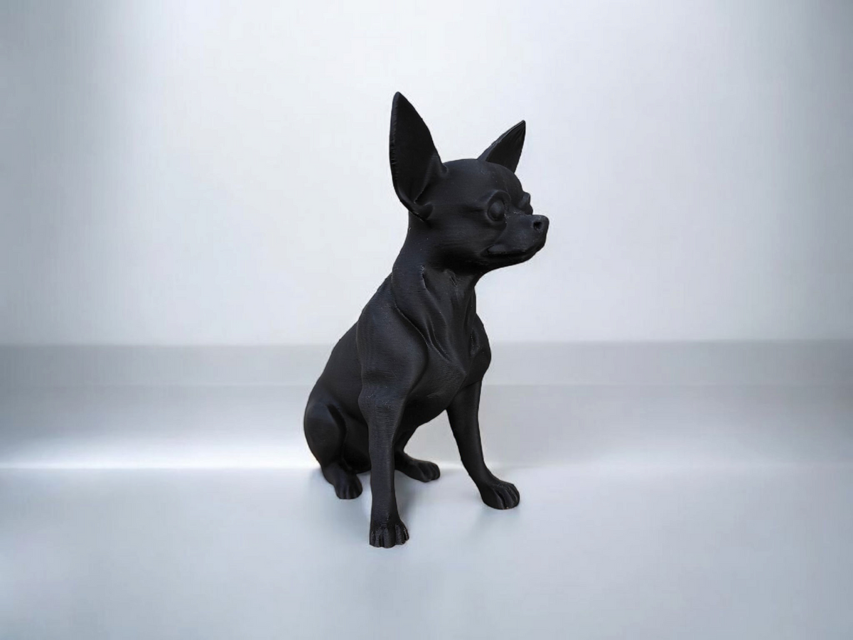 Gros plan d'une sculpture de chihuahua minimaliste au profil épuré et à la posture attentive