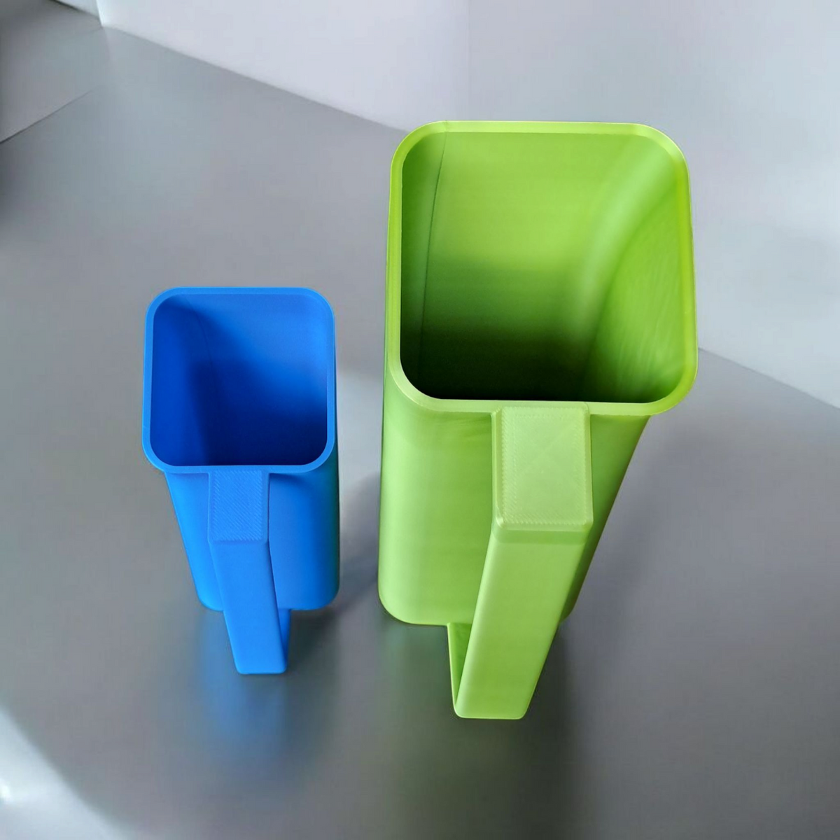 Cuillère doseuse moderne incurvée avec coupelle arrondie et prise en main