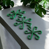 Trois crochets tuteurs dans des plantes en pot sur un rebord de fenêtre lumineux