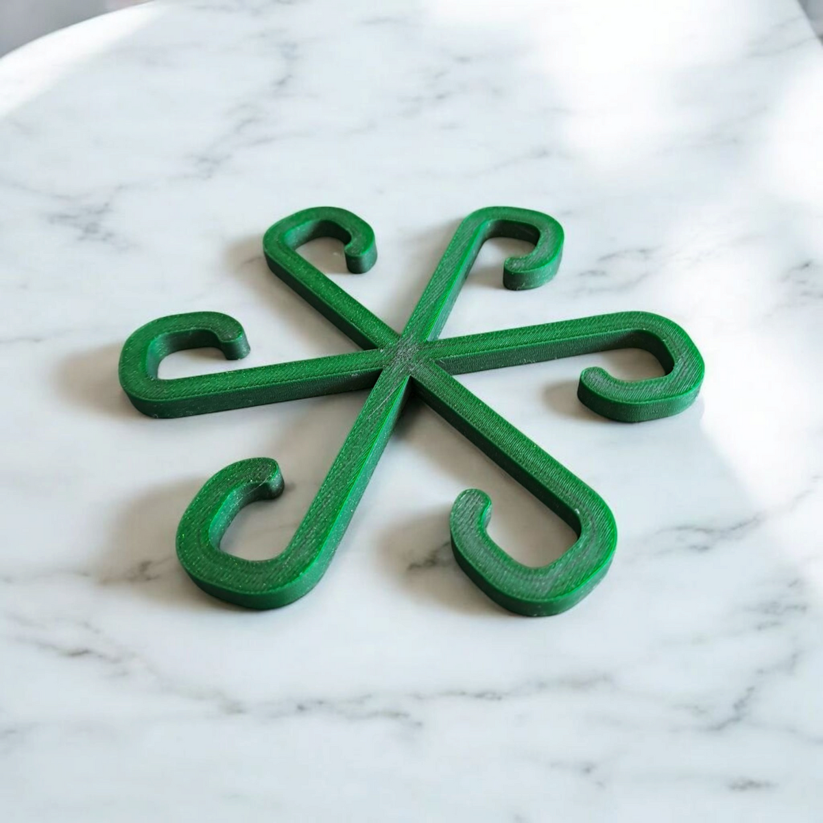 Gros plan d'un crochet tuteur minimaliste pour plantes, couleur neutre, sur fond blanc