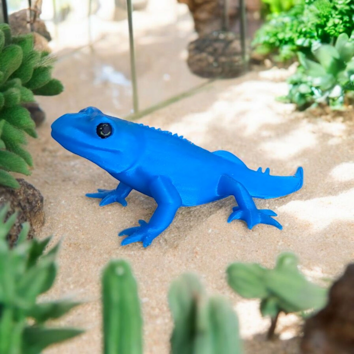 Gros plan d'une jolie figurine de gecko détaillée aux proportions ludiques