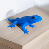 Gros plan d'une jolie figurine de gecko détaillée aux proportions ludiques