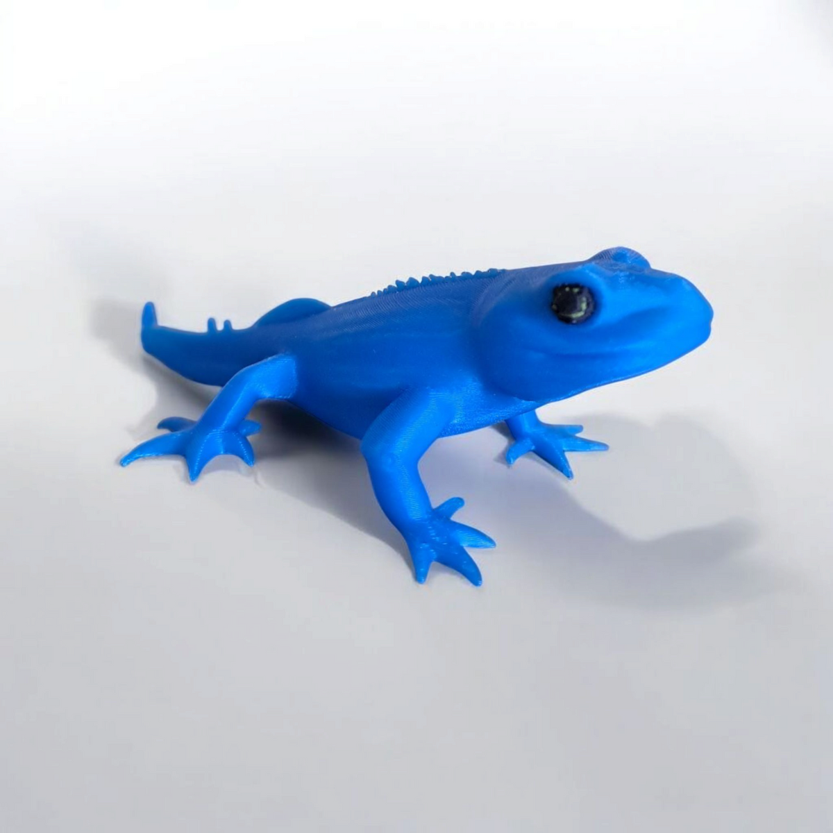 Gros plan d'une jolie figurine de gecko détaillée aux proportions ludiques
