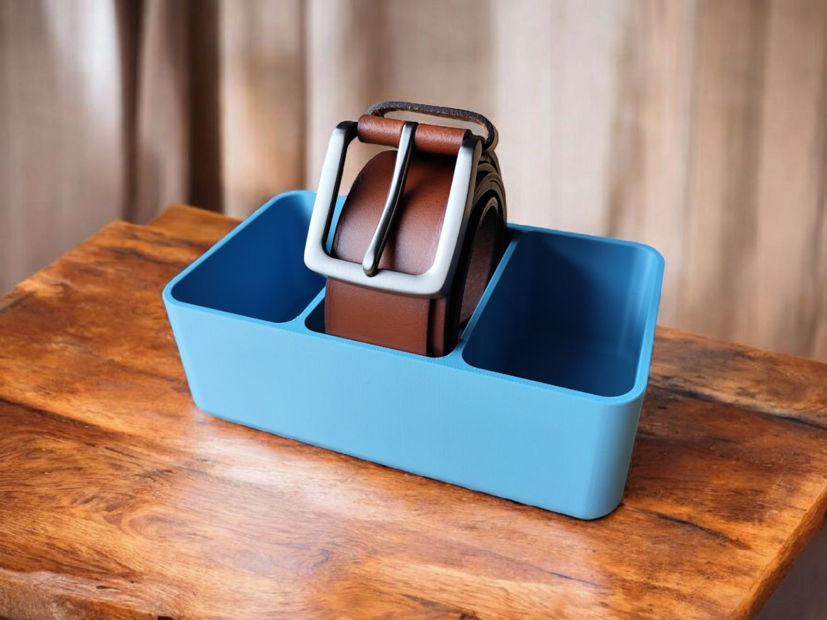 Organiseur de ceintures sur une étagère de dressing blanche avec accessoires