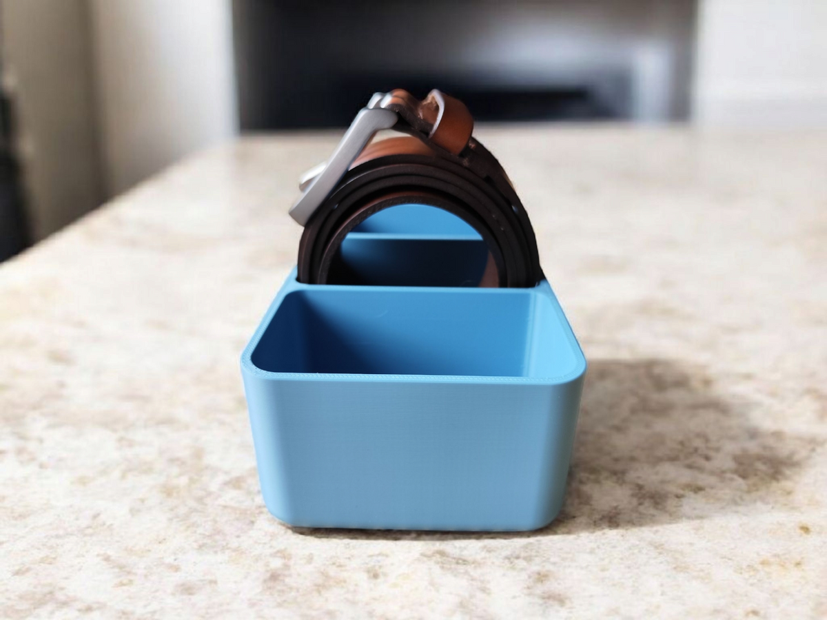Détail de la forme géométrique épurée d'un organiseur de ceintures minimaliste
