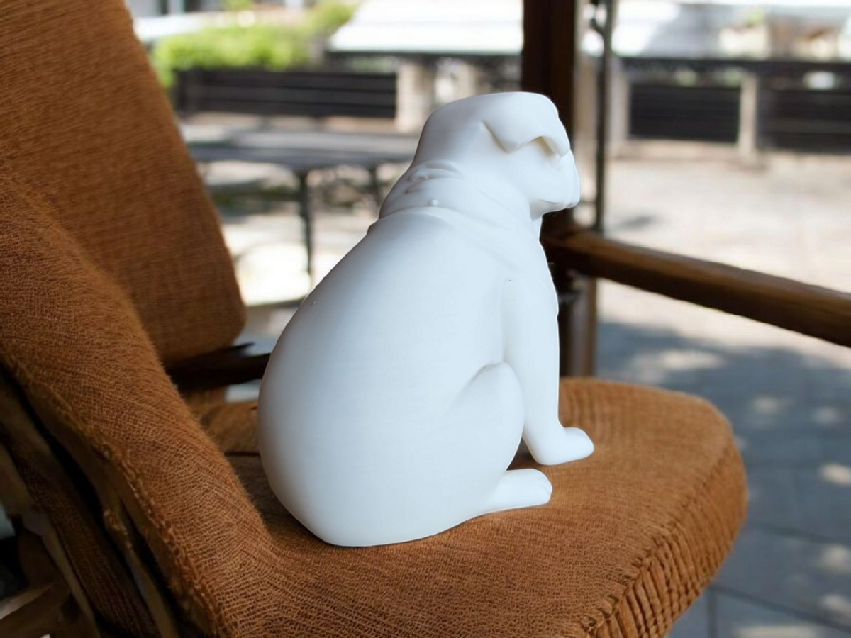 Gros plan d'une sculpture de carlin minimaliste aux formes douces et arrondies