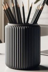 Gros plan d'un pot à crayons cannelé à texture verticale
