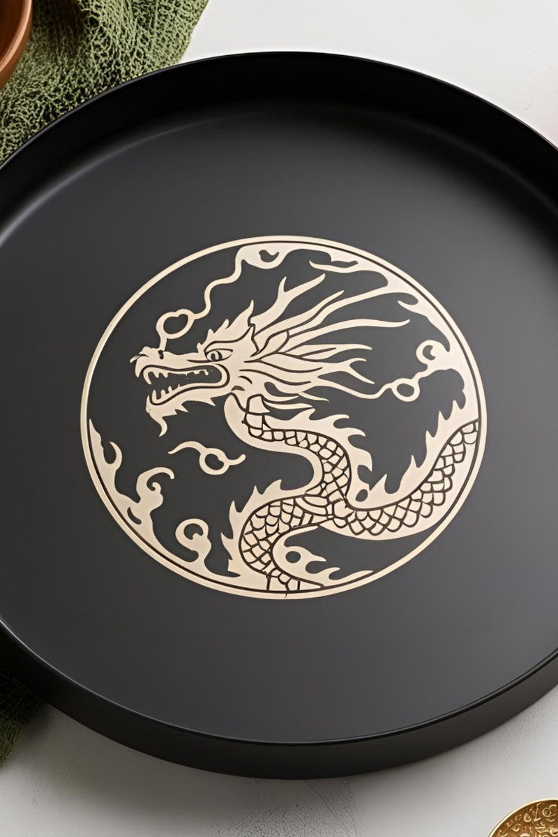 Plateau carré dragon avec relief au centre, design minimaliste