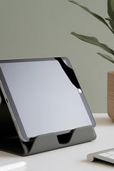 Support iPad blanc minimaliste au design incliné et au pied stable