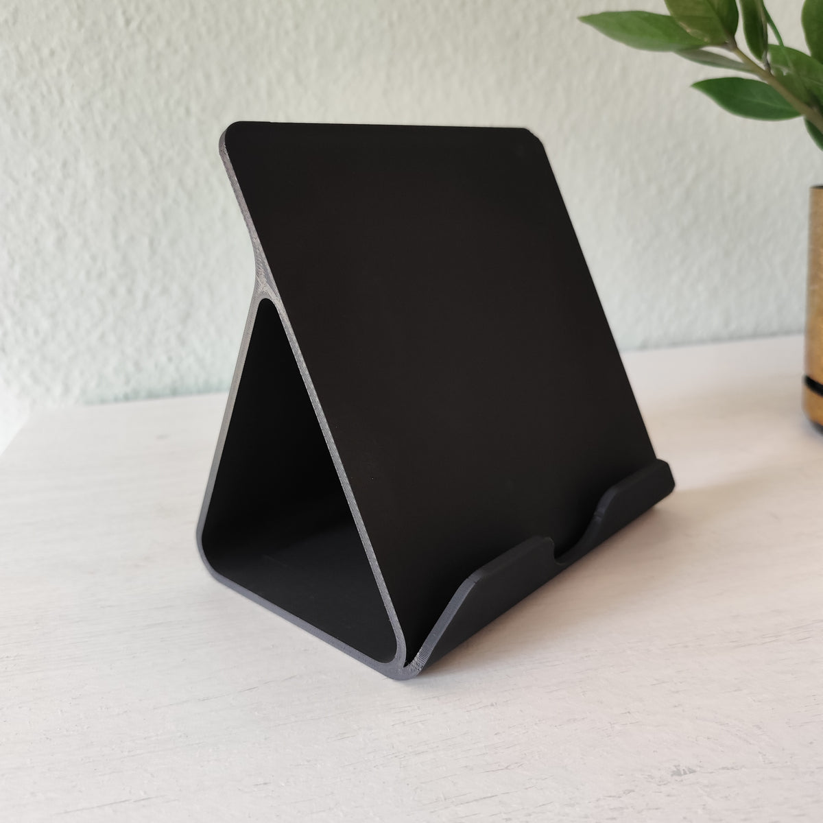 Tablette sur un support pour iPad sur un bureau rangé avec accessoires de bureau