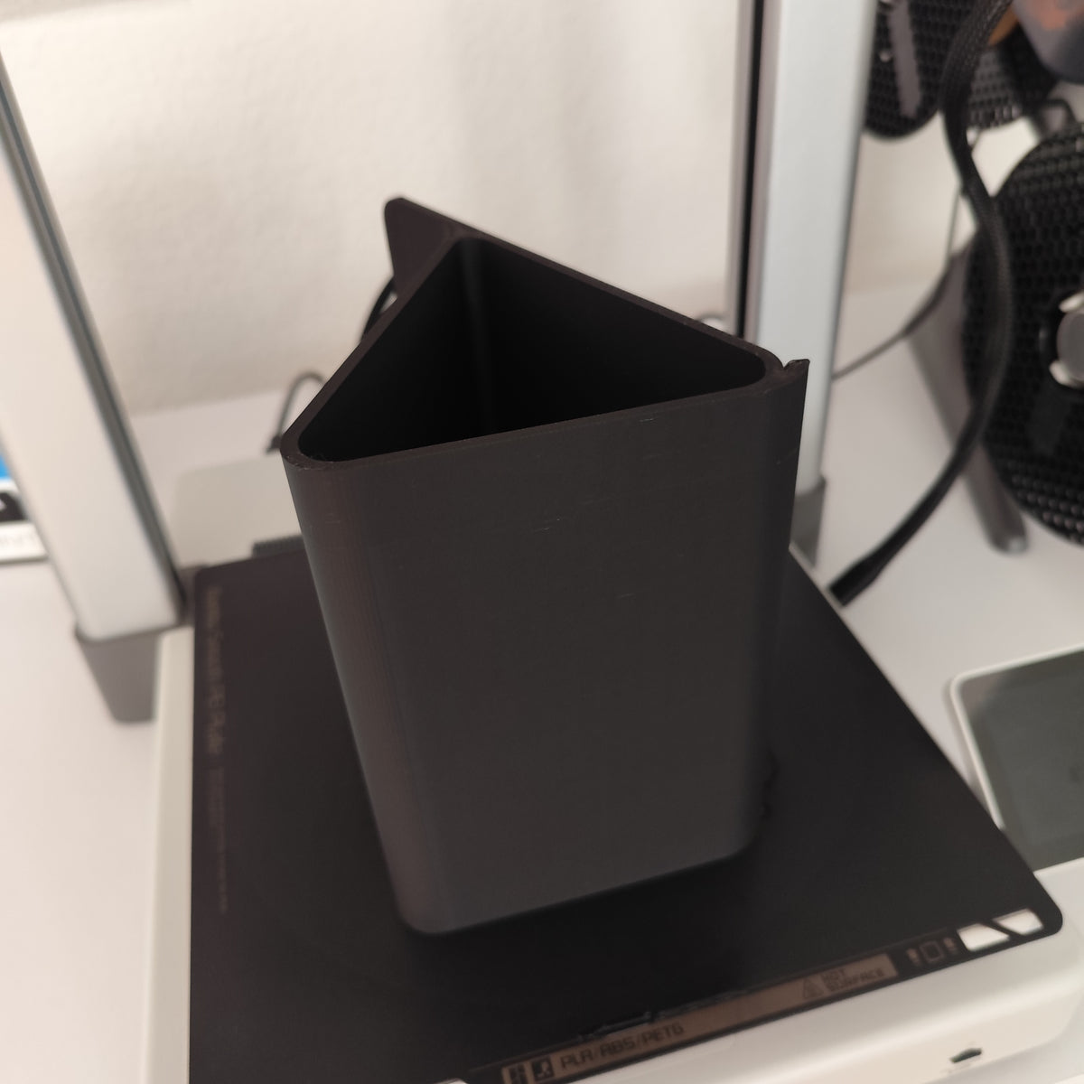 Gros plan des lignes épurées et de la surface lisse du support iPad