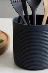 Gros plan d'un porte-ustensiles cannelé avec cuillère en bois et texture verticale