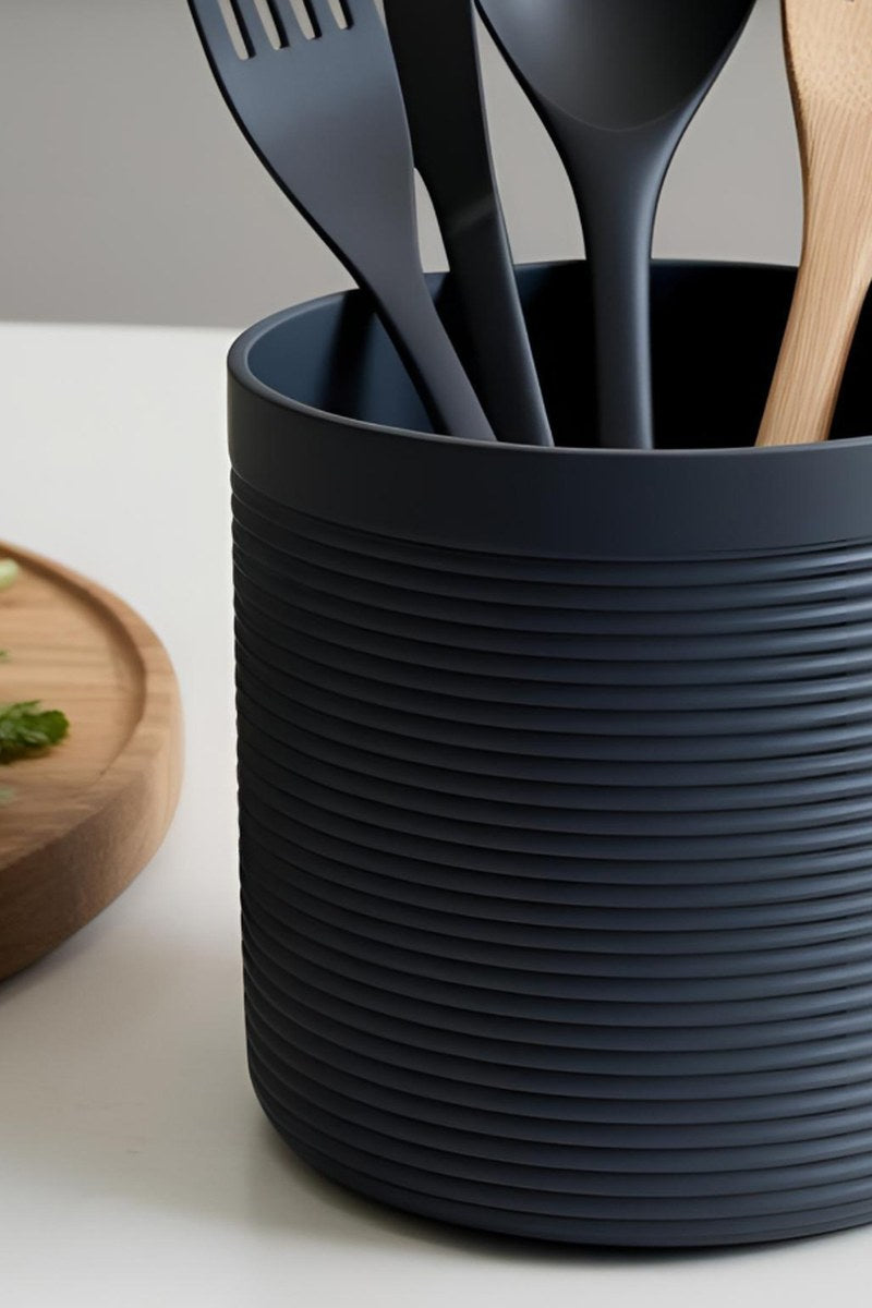 Gros plan d'un porte-ustensiles cannelé avec cuillère en bois et texture verticale