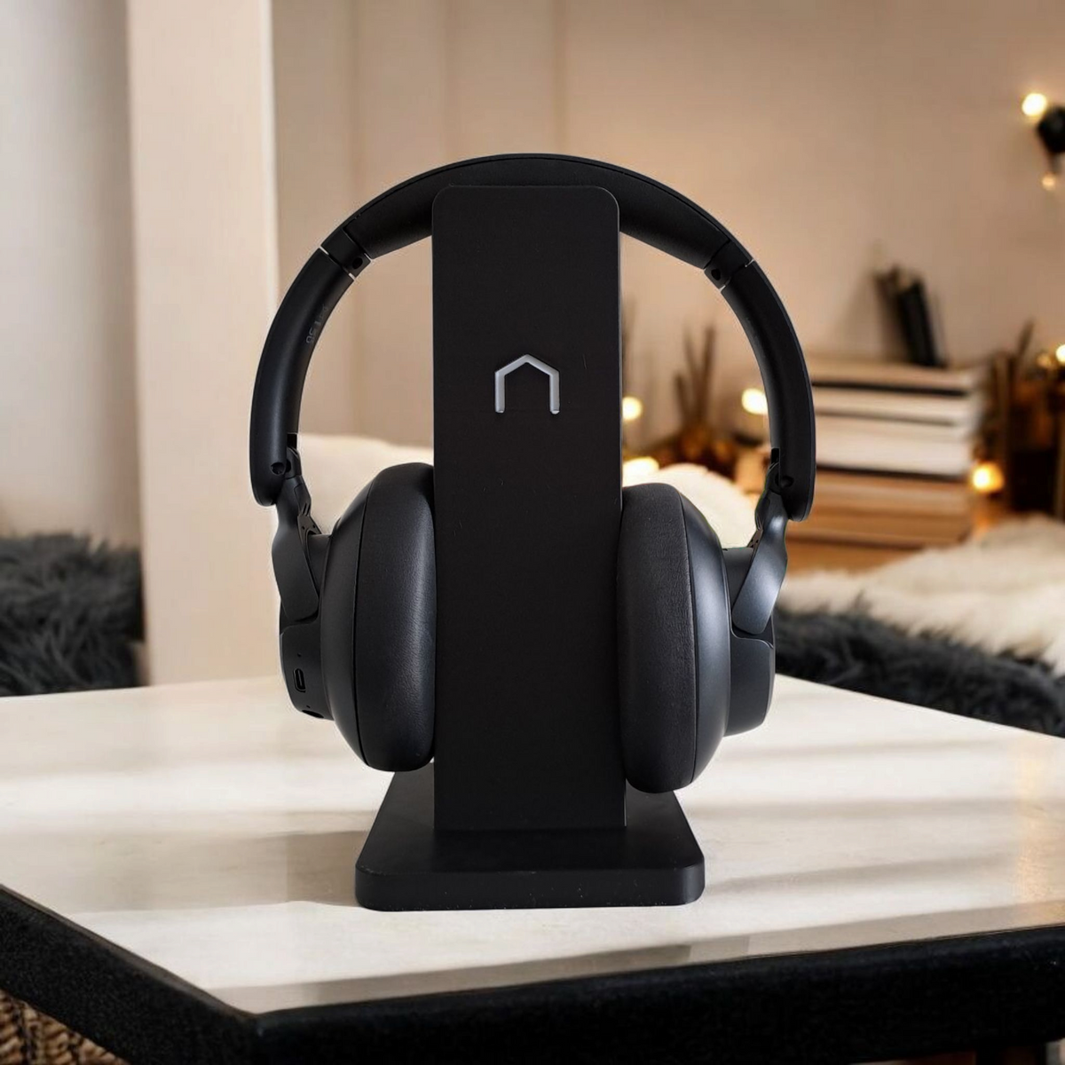 Support de casque simple sur un bureau minimaliste avec ordinateur et éclairage d'ambiance