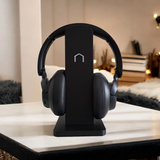 Support de casque simple sur un bureau minimaliste avec ordinateur et éclairage d'ambiance
