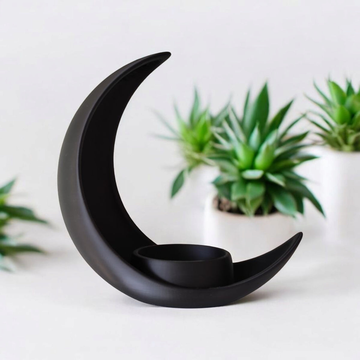 Pot de fleurs croissant de lune sur une étagère en bois avec petite plante grasse dans une pièce minimaliste