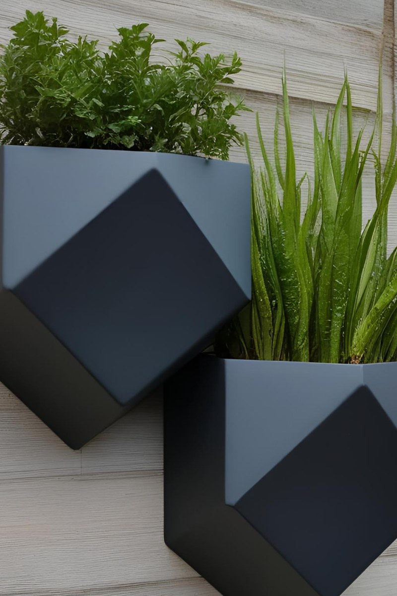Gros plan d'un pot mural low poly à surface géométrique facettée