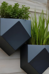 Gros plan d'un pot mural low poly à surface géométrique facettée