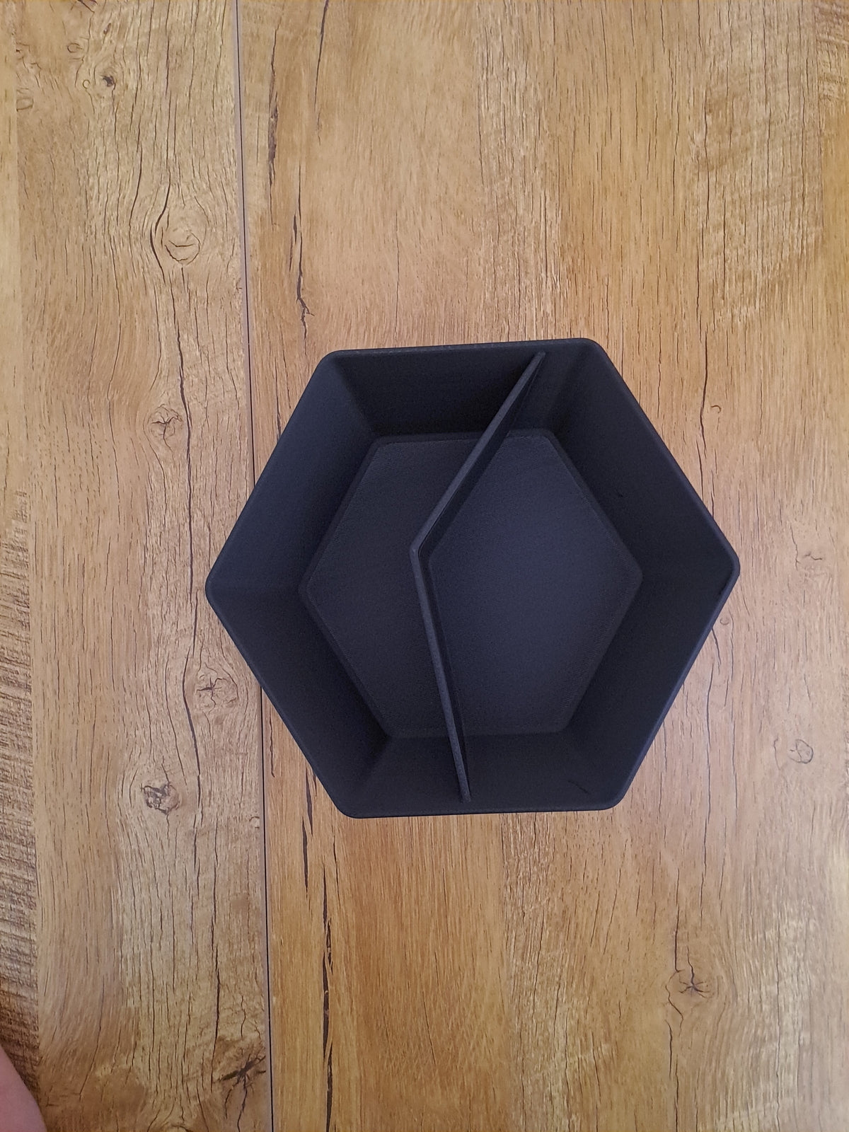 Détail d'une coupe minimaliste à finition mate lisse et bord hexagonal